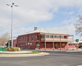 Kellys Rugby Hotel And Bottle Shop - Food Delivery Shop 0