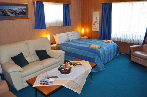 Sages Haus Bed And Breakfast - Food Delivery Shop 2