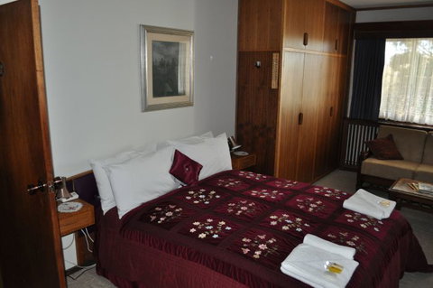 Sages Haus Bed And Breakfast - Food Delivery Shop 4