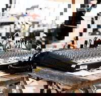 Apollo Bay Radio 87.6 FM - Food Delivery Shop