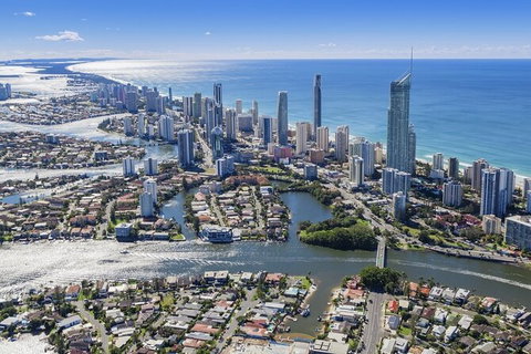 Gold Coast Airport Transfers : Gold Coast City To Airport OOL In Luxury Car - Food Delivery Shop 4