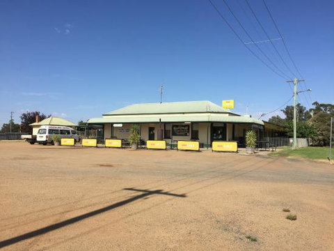 South Hay Hotel - Pet Food Australia 0