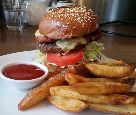 Kardinia Outlet Cafe - Food Delivery Shop 0