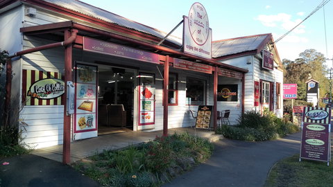 Mogo Fudge And Ice Cream /  Courtyard Cafe / Lots Of Lollies Mogo - Pet Food Australia 0