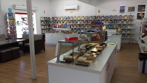 Mogo Fudge And Ice Cream /  Courtyard Cafe / Lots Of Lollies Mogo - Pet Food Australia 2