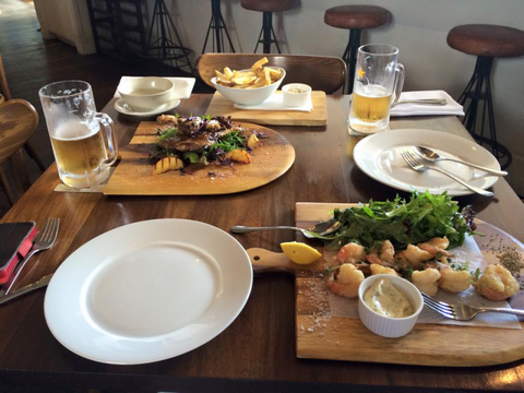 Three Little Pigs Bar & Bistro - Pet Food Australia 3