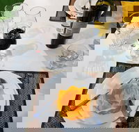 Dee's Vintage Thai Restaurant - Food Delivery Shop