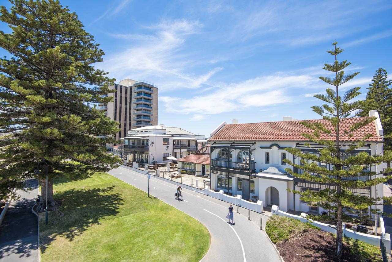 Seawall Apartments Glenelg