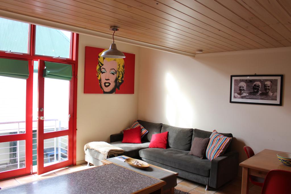 Cora Lynn - Apartment 18 Lorne