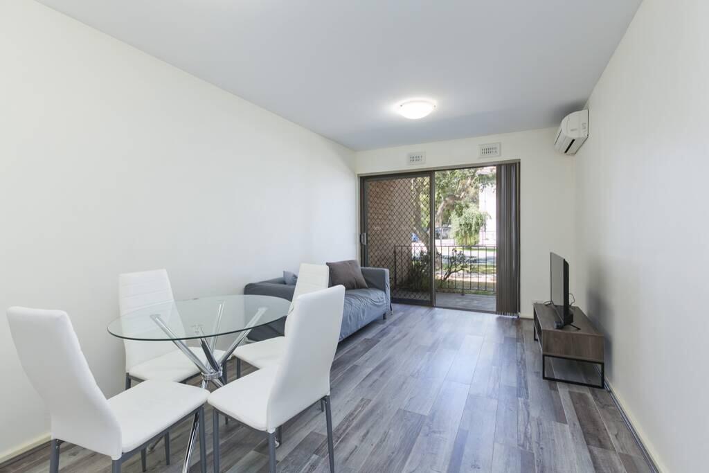 Cozy  Perfect Location next to Perth Zoo South Perth