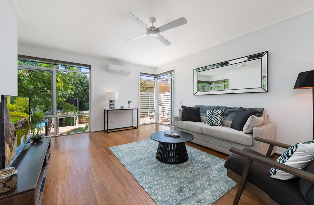 Deluxe Unit with Pool Parking and Gym near Beaches Port Melbourne