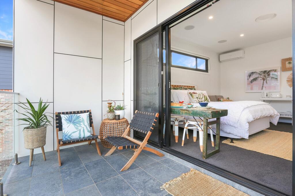 Eternity 141 - Room with private bathroom balcony bed  breakfast Oak Flats
