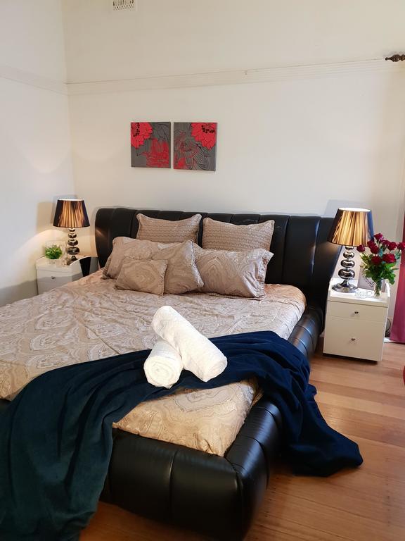 GIRLS ONLY. Large bedroom with KING bed close to everything West Footscray