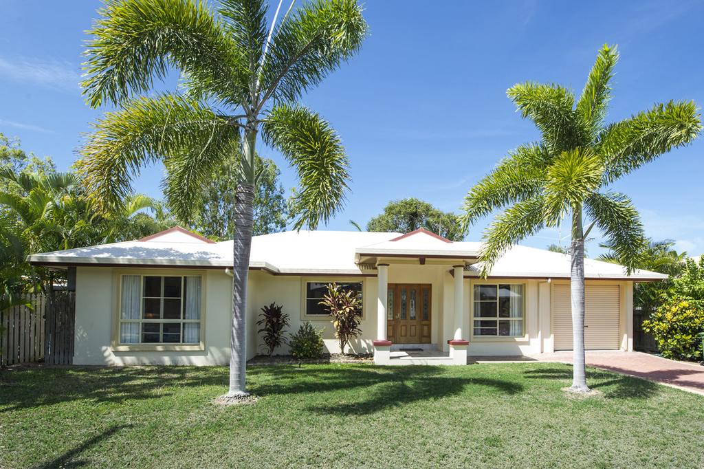 Island Dreams Nelly Bay