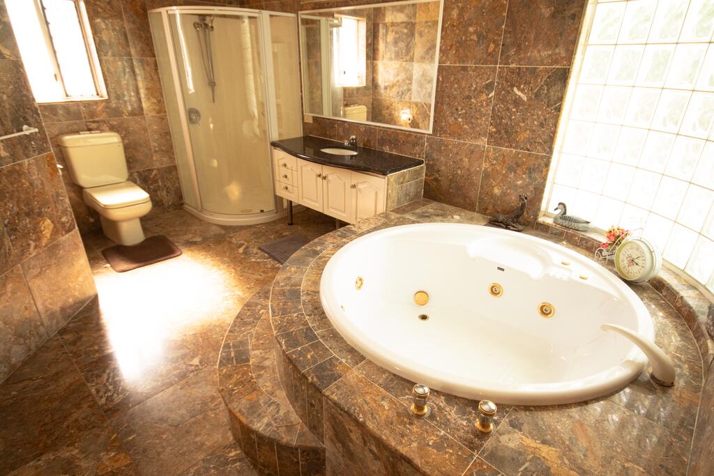 Luxuary self-contained living with Spa. West End