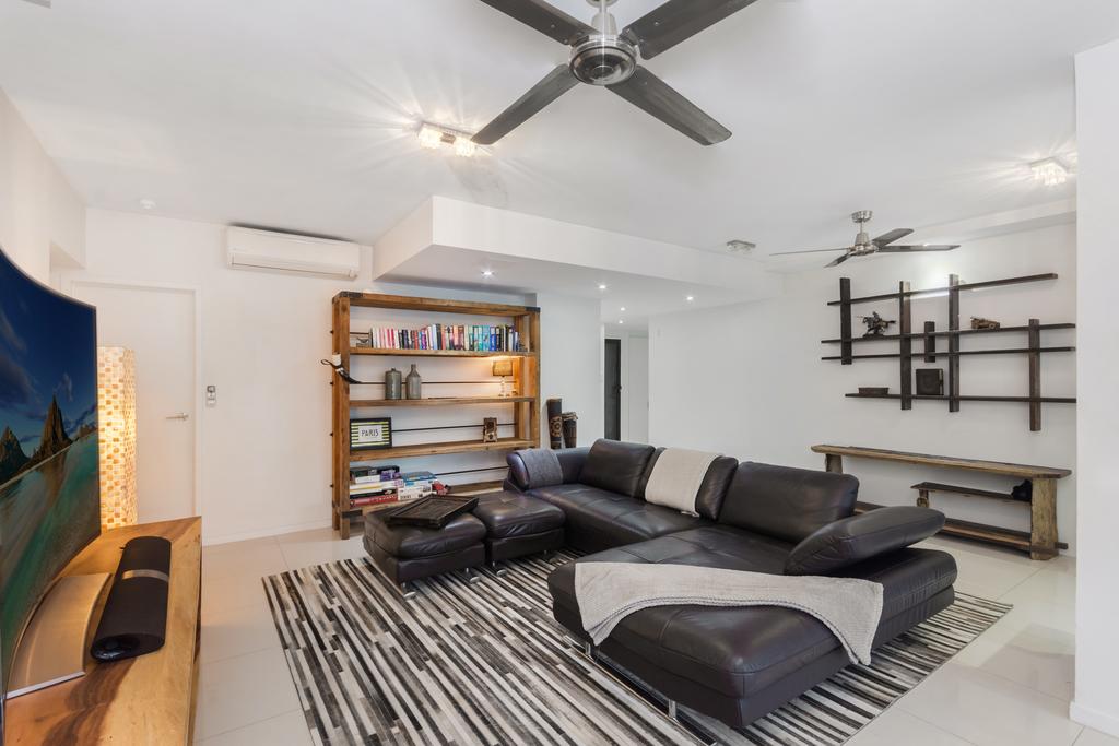 Luxury Pool Side Apartment in Beachfront Resort Cairns City