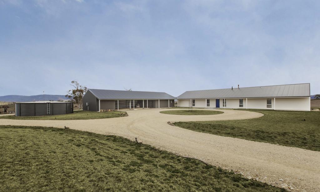 Manna Tree Farm -modern home with majestic views in stunning countryside Jindabyne