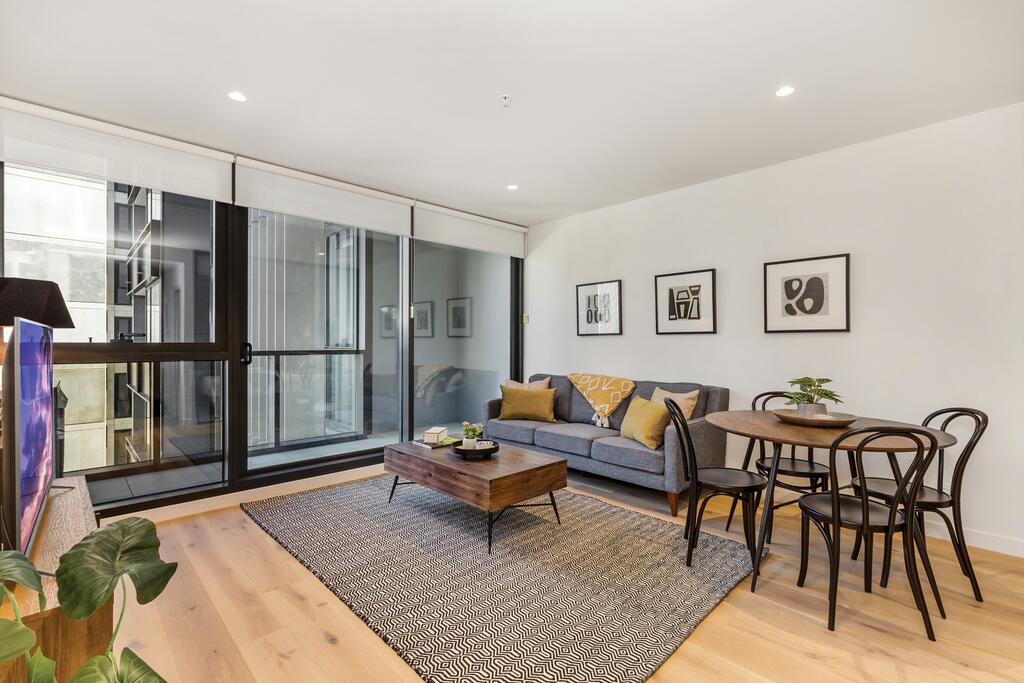 Modern apartment with balcony near Kings Domain Southbank