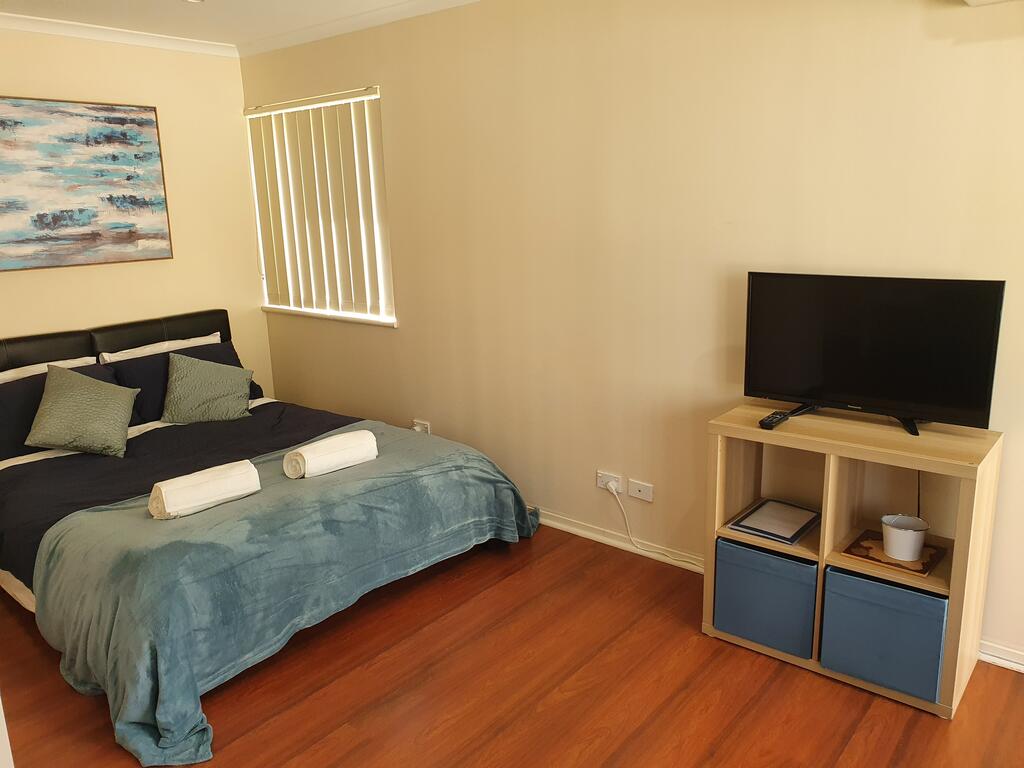 Modern Cosy Studio Close to QEH  Adelaide CBD  Airport  Beaches Woodville