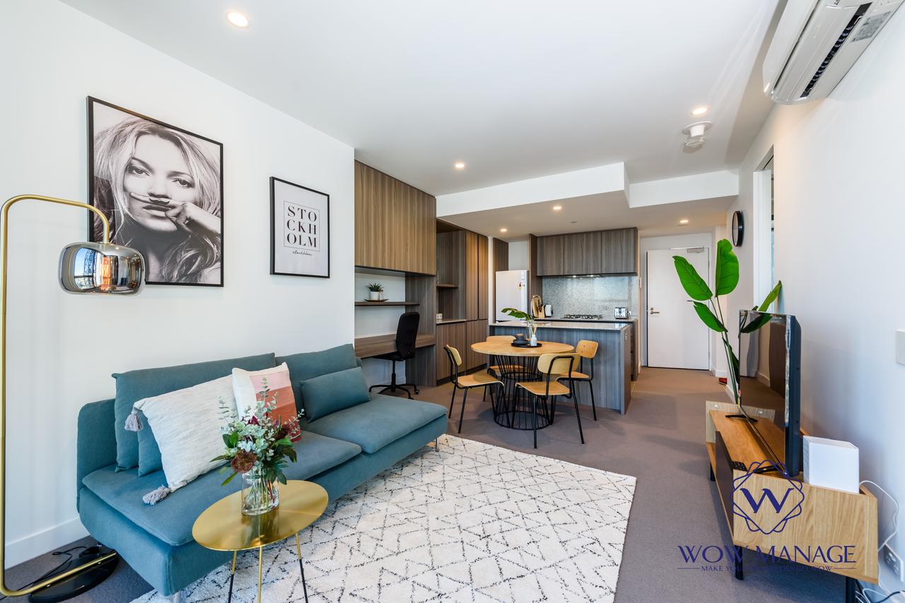 WOW Apartment on Victoria Carlton