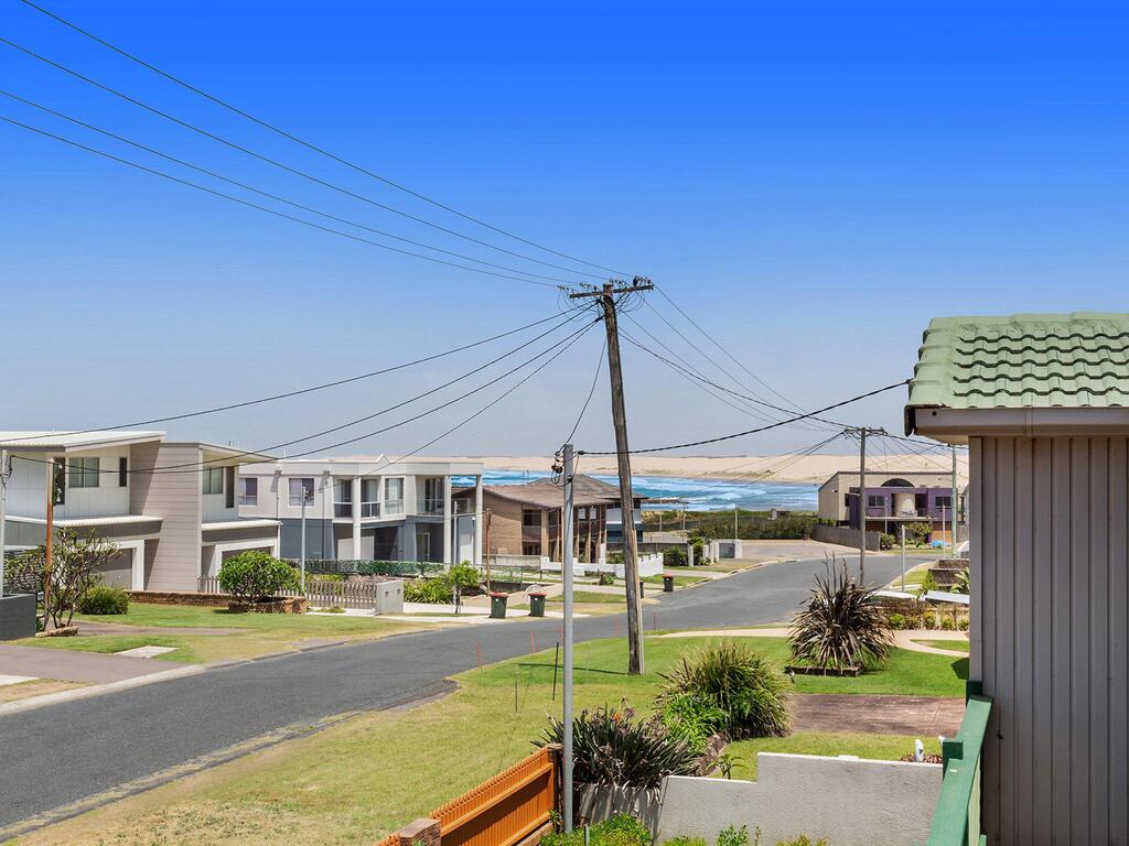 1/32 Ocean Avenue - three bedrooms three bathrooms air con boat parking  water views Anna Bay