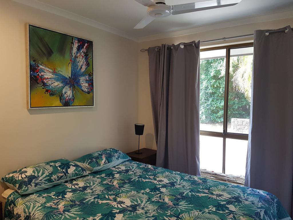 13 Coora Court - Sleeps 6 pool air con pets Rainbow Beach