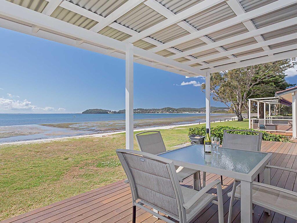 Beached Inn' 93 Foreshore Drive - Spacious beach front house Salamander Bay