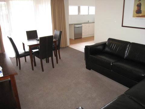 Forrest Hotel & Apartments - Pet Food Australia 14