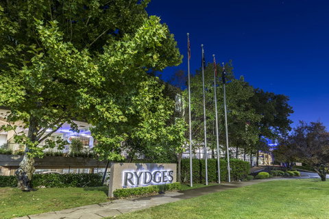 Rydges Canberra - Pet Food Australia 18
