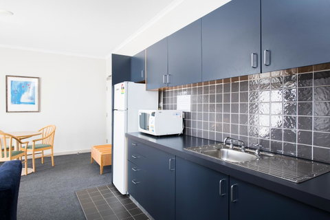 The Woden Hotel - Food Delivery Shop 12