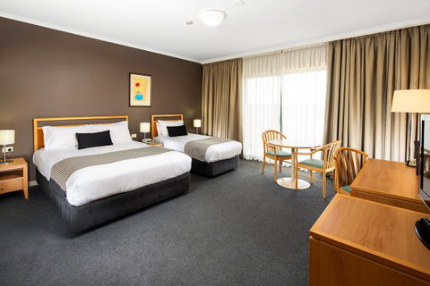 The Woden Hotel - Food Delivery Shop 0