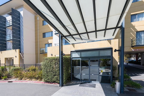 The Woden Hotel - Food Delivery Shop 3