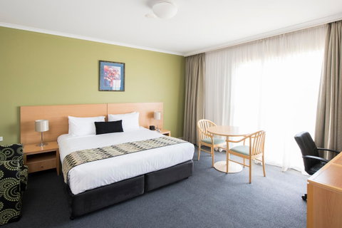 The Woden Hotel - Food Delivery Shop 9