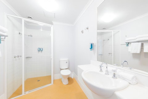 The Woden Hotel - Food Delivery Shop 7