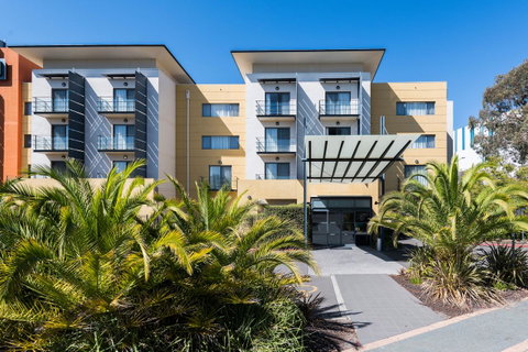 The Woden Hotel - Food Delivery Shop 4