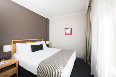 The Woden Hotel - Food Delivery Shop 13