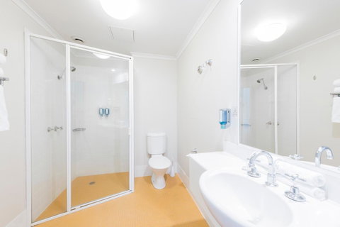 The Woden Hotel - Food Delivery Shop 10