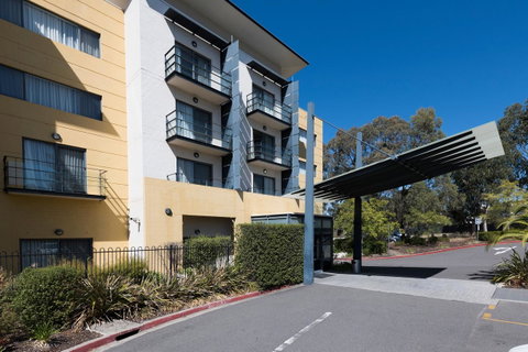 The Woden Hotel - Food Delivery Shop 1