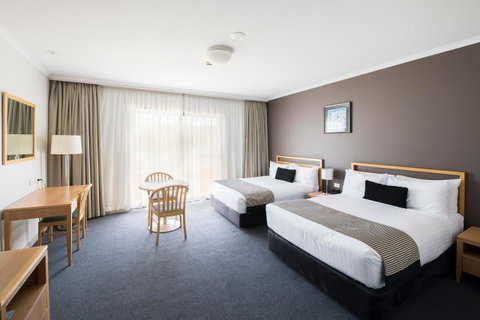 The Woden Hotel - Food Delivery Shop 8