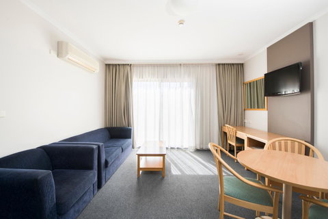 The Woden Hotel - Food Delivery Shop 15