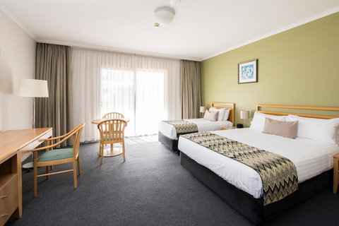 The Woden Hotel - Food Delivery Shop 11
