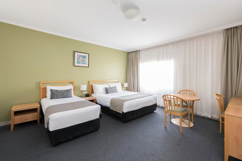 The Woden Hotel - Food Delivery Shop 5