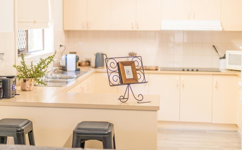 Tanunda\'s Magpie House - Food Delivery Shop 11