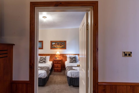 Astor Inn - Food Delivery Shop 12