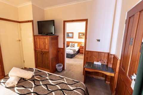 Astor Inn - Food Delivery Shop 13