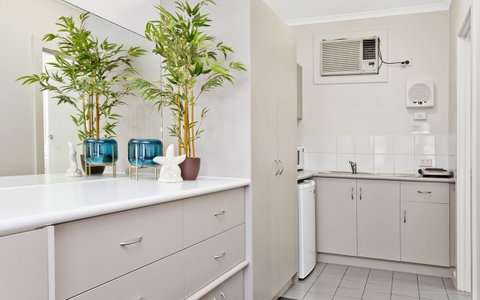 Glenelg Oasis Studios - Food Delivery Shop 7