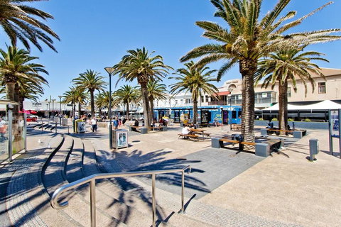 Glenelg Oasis Studios - Food Delivery Shop 14