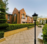 Majestic Old Lion Apartments - Food Delivery Shop