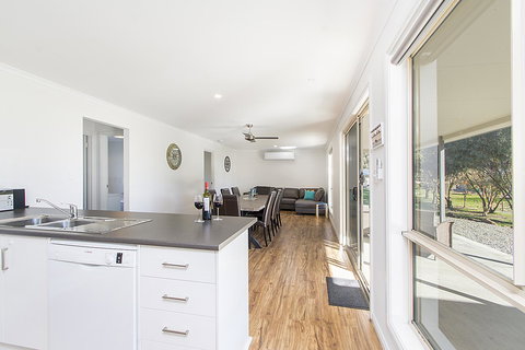 32 West B&B - Food Delivery Shop 18