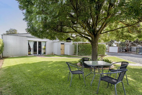 Barossa Retro BnB - Food Delivery Shop 3